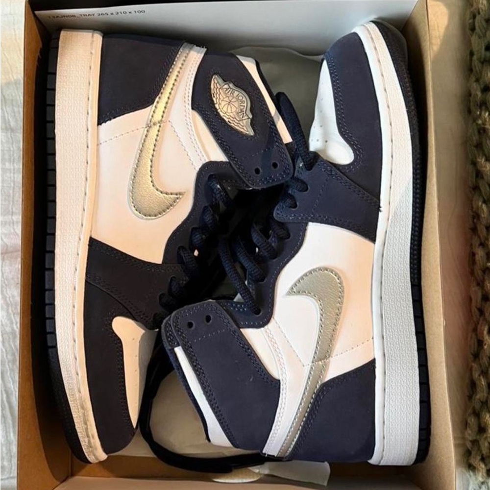 midnight navy jordan 1’s